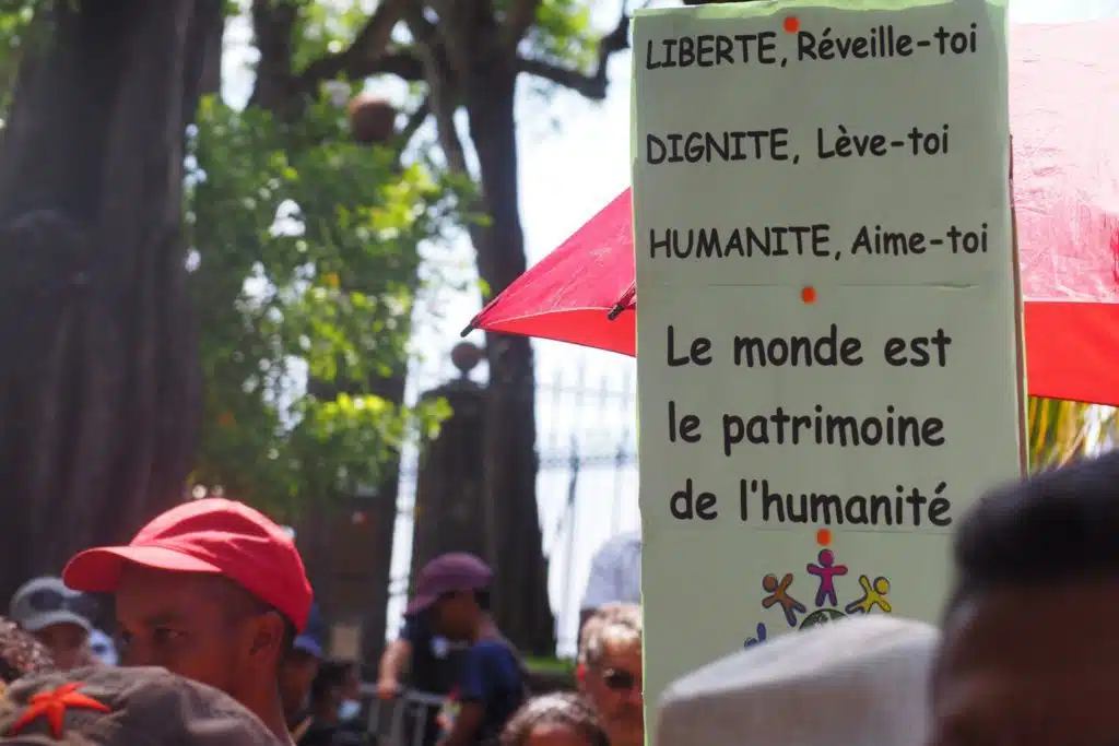 Manifestation contre l'instauration du pass vaccinal devant la préfecture de saint-denis de la Réunion le samedi 8 janvier 2022.