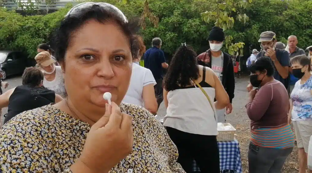 Distribution de repas aux sans abris.