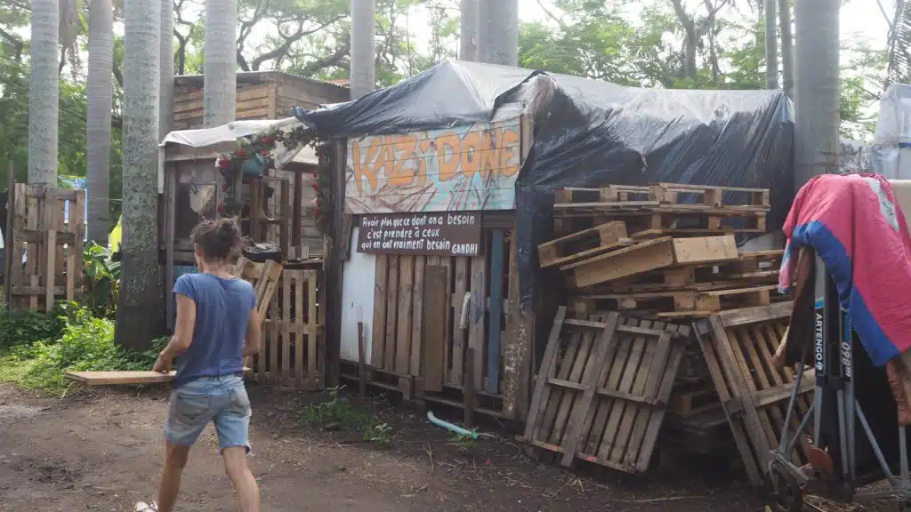 Les membres des Zazalé reconstruisent avec des matériaux de récupération l'espace du boukan détruit par le cyclone Batsiraï. (Photo JSG)