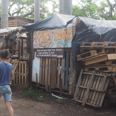 Les membres des Zazalé reconstruisent avec des matériaux de récupération l'espace du boukan détruit par le cyclone Batsiraï. (Photo JSG)