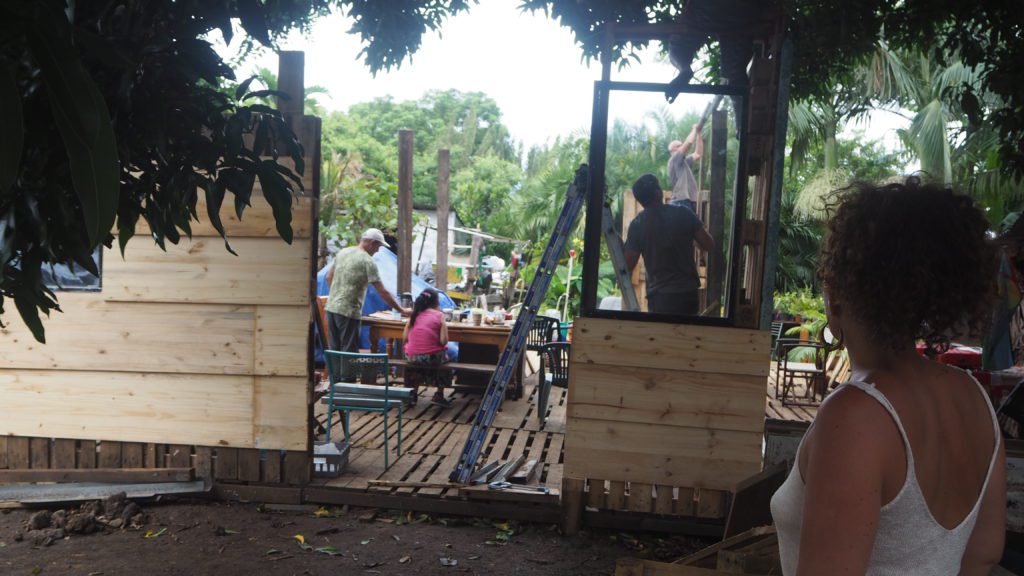 Les membres des Zazalé reconstruisent avec des matériaux de récupération l'espace du boukan détruit par le cyclone Batsiraï. (Photo JSG)