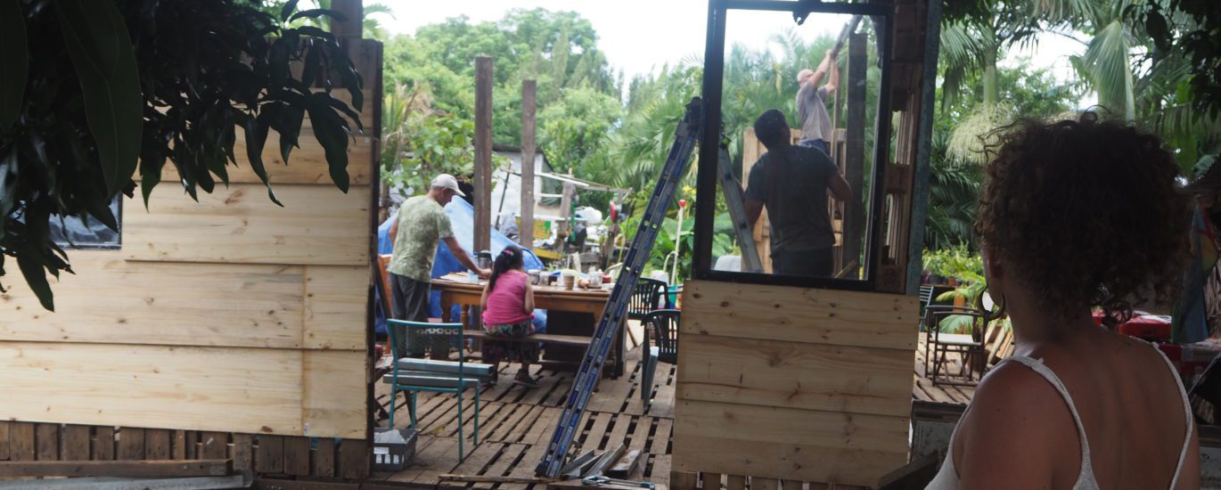Les membres des Zazalé reconstruisent avec des matériaux de récupération l'espace du boukan détruit par le cyclone Batsiraï. (Photo JSG)