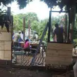 Les membres des Zazalé reconstruisent avec des matériaux de récupération l'espace du boukan détruit par le cyclone Batsiraï. (Photo JSG)