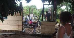 Les membres des Zazalé reconstruisent avec des matériaux de récupération l'espace du boukan détruit par le cyclone Batsiraï. (Photo JSG)