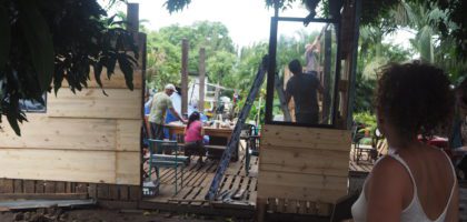 Les membres des Zazalé reconstruisent avec des matériaux de récupération l'espace du boukan détruit par le cyclone Batsiraï. (Photo JSG)