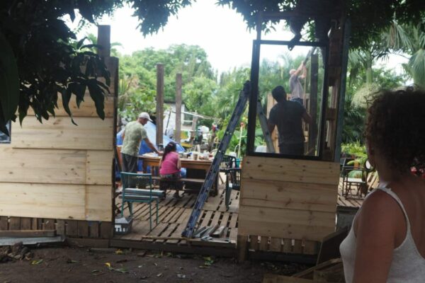 Les membres des Zazalé reconstruisent avec des matériaux de récupération l'espace du boukan détruit par le cyclone Batsiraï. (Photo JSG)