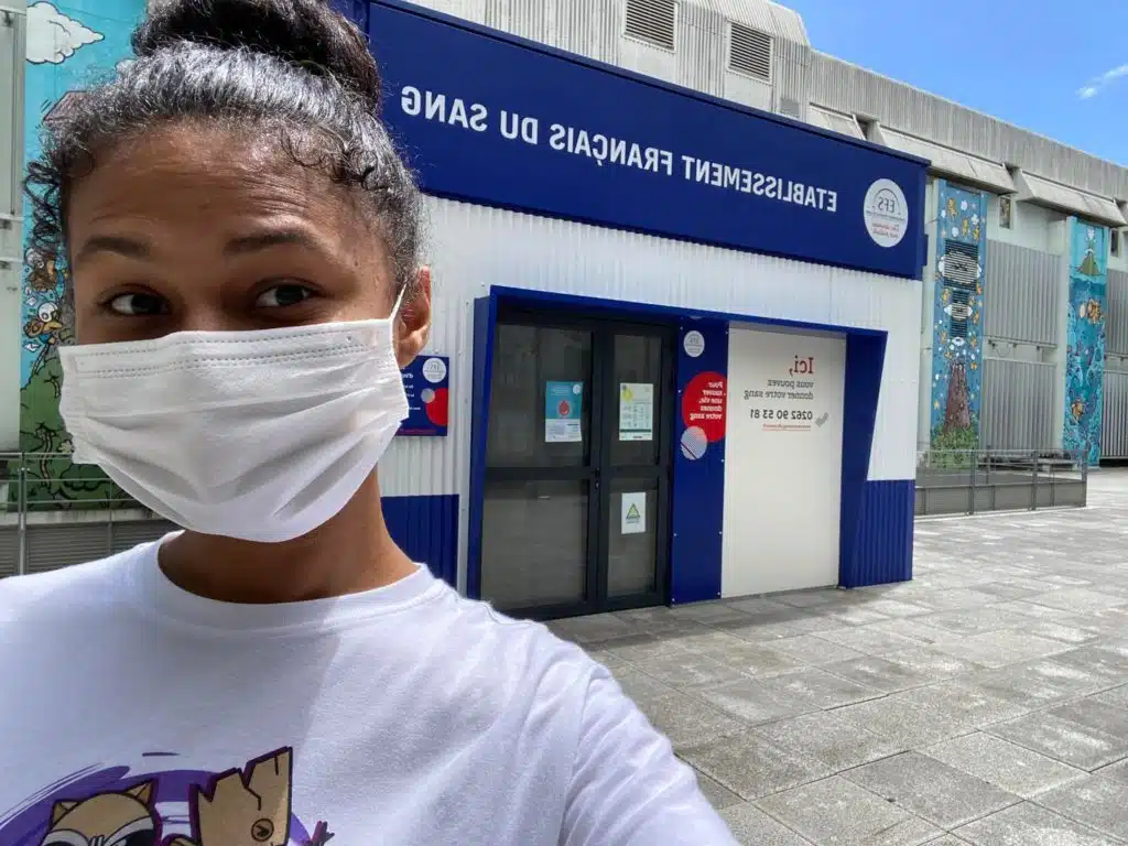 Clémence Bègue devant l'établissement français du sang.