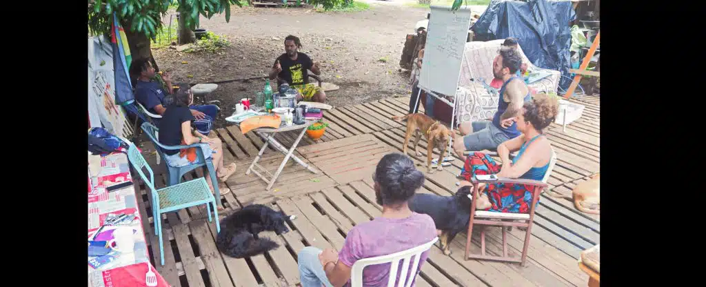 Depuis trois ans, la semaine sur le rond-point se structure autour du "ronkozé", ce rendez-vous hebdomadaire où s'échangent les informations et se décident les actions.