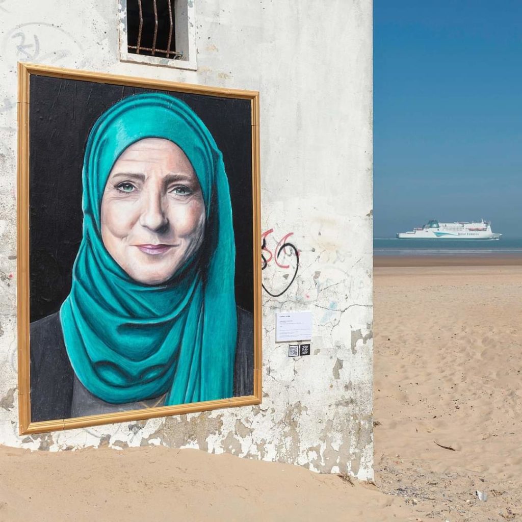 Œuvre de l'artiste Jaeraymie sur les affiches électorales des candidats Emmanuel Macron et Marine Le Pen.
