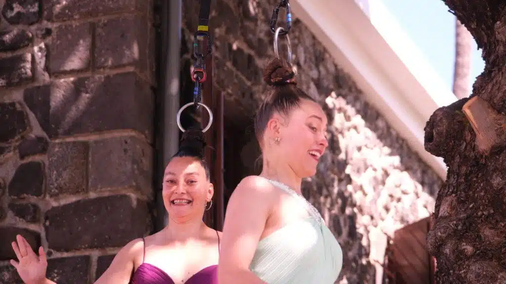 Tempo Saint-Leu galapiat cirque Elice et Milla suspendues par les cheveux