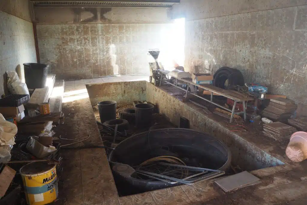 Salle de traite abandonnée après le développement de la leucose bovine et de l'IBR. (Photo JSG)