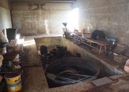 Salle de traite abandonnée après le développement de la leucose bovine et de l'IBR. (Photo JSG)