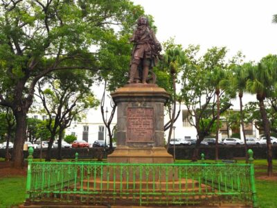 Statue de Mahé de La Bourdonnais