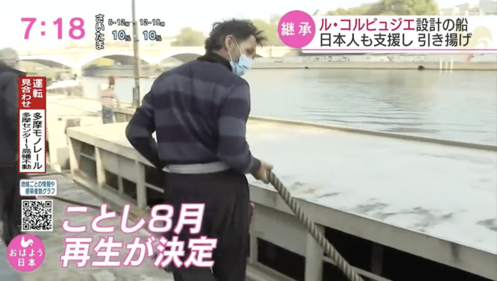 Marc Gendre procède au renflouement de la péniche Marie-Louise, filmé par la télévision japonaise.