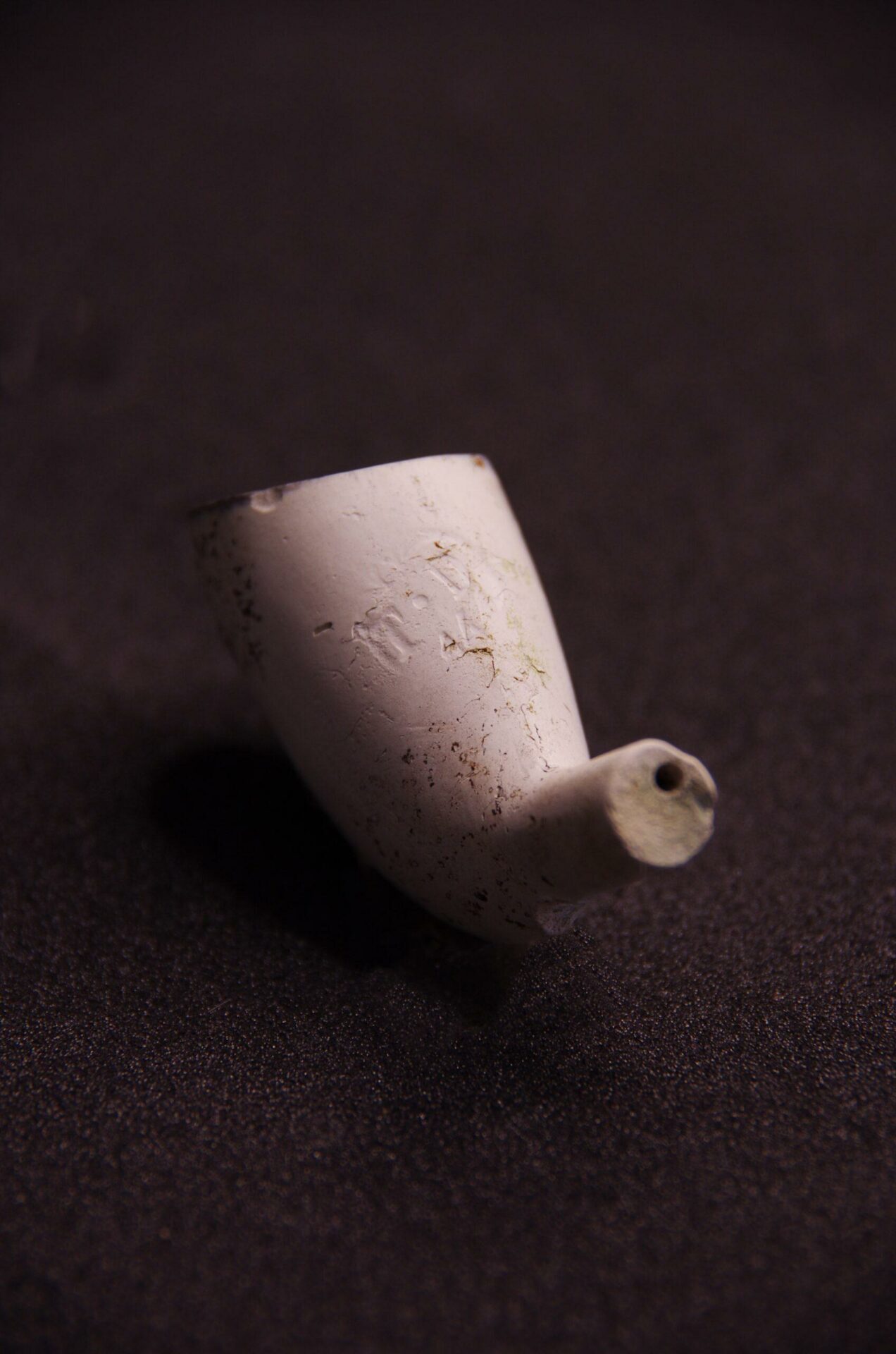 Pipe en terre trouvée lors des explorations archéologiques à Mafate