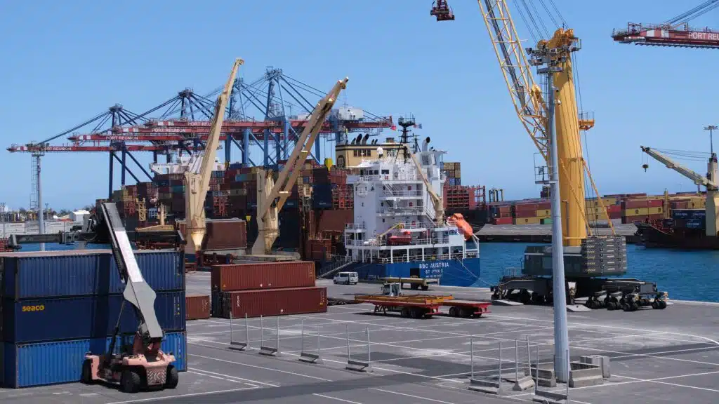 port Est chargement containers déchets dangereux