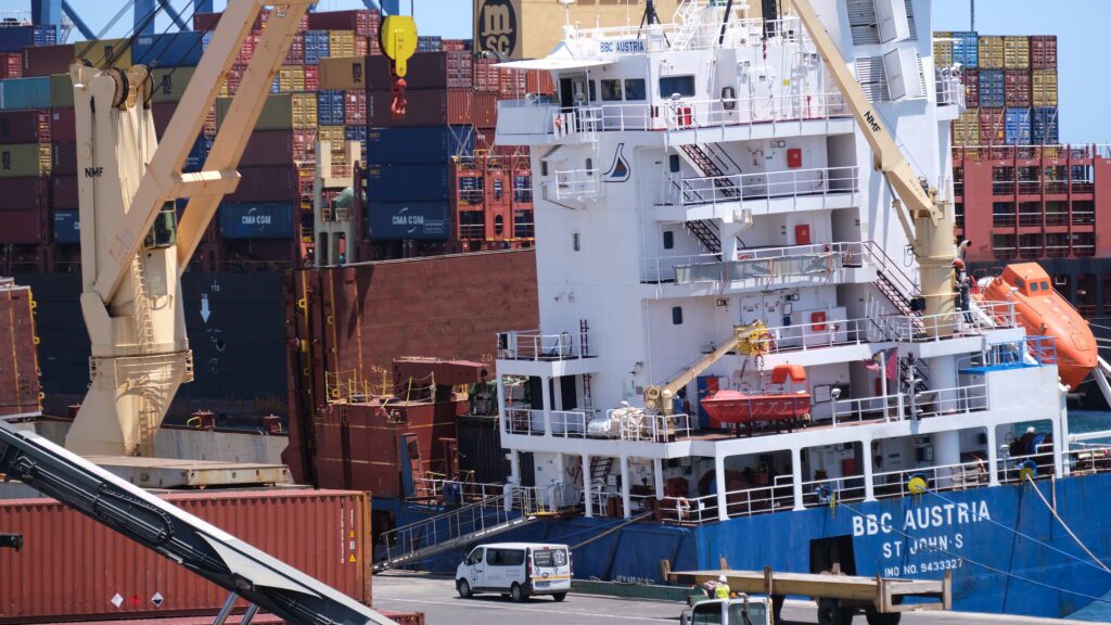 port Est chargement containers déchets dangereux
