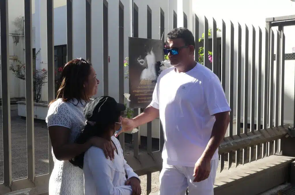Hommage rendu à la petite Marie décédée après les coups de son père sur sa mère enceinte. Un rassemblement en soutien s'est tenu le 8 octobre 2022 devant le tribunal de Champ Fleuri. (Photo G. Ah Tiane)