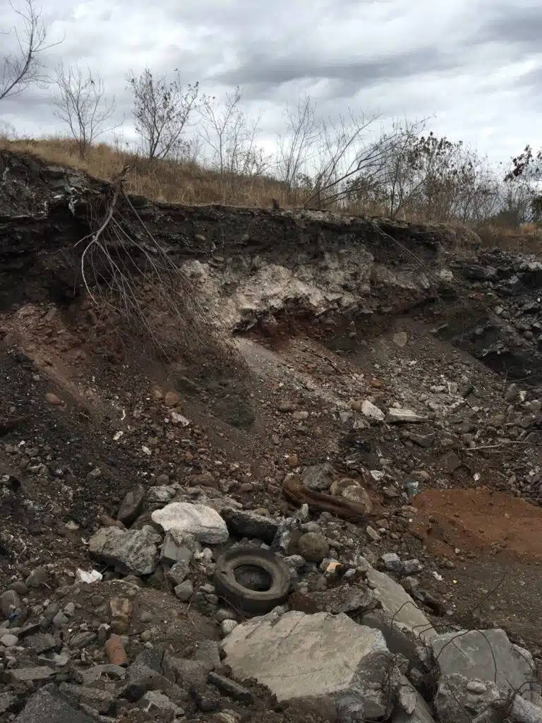 Exploitation d'une carrière marron au Port