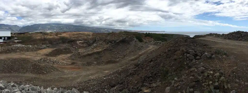 Exploitation d'une carrière marron au Port