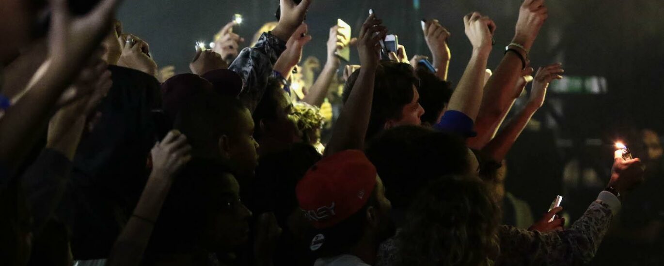 smartphone foule jeune