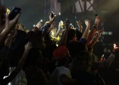 smartphone foule jeune