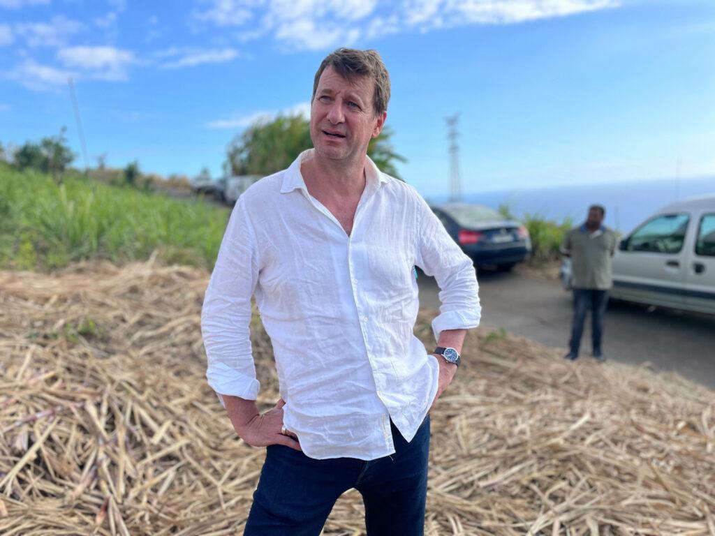 Yannick Jadot, député européen, candidat à l'élection présidentielle d'EELV Europe écologie les verts, en visite à La Réunion dans un champ de cannes avec les planteurs de la CGPER