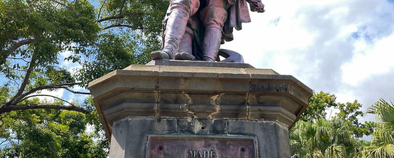 Statue de François Mahé de La Bourdonnais peinte en rose