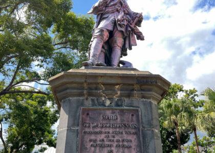 Statue de François Mahé de La Bourdonnais peinte en rose