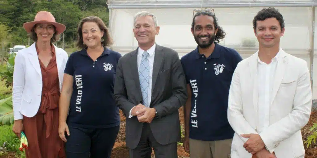 De gauche à droite : Géraldine d’Unienville (fondatrice du Vélo Vert), Margot Roux (agronome chez Le Vélo Vert), Vincent Degert (ambassadeur de l’UE), Isseyen Sannassy, (agronome chez le Vélo Vert) et Bruno Dubarry (président du Vélo Vert). (Photo Alexandre Karghoo)