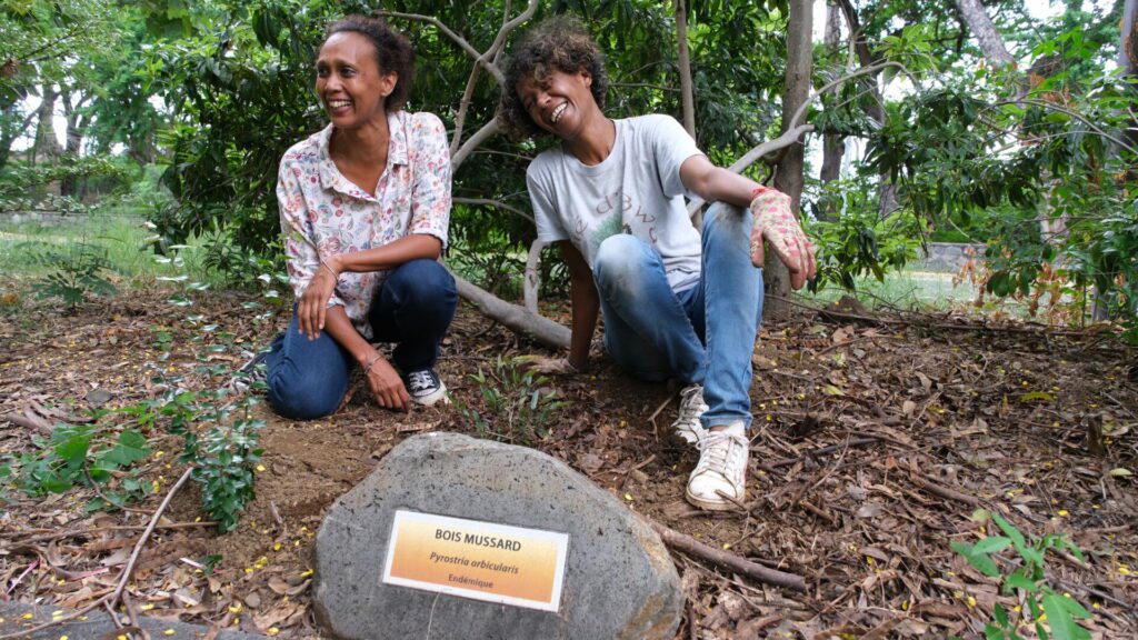 Melissa Cousin et Marie Faham plantent un bois de Mussard Fête de la Forêt grotte du peuplement Saint-Paul
