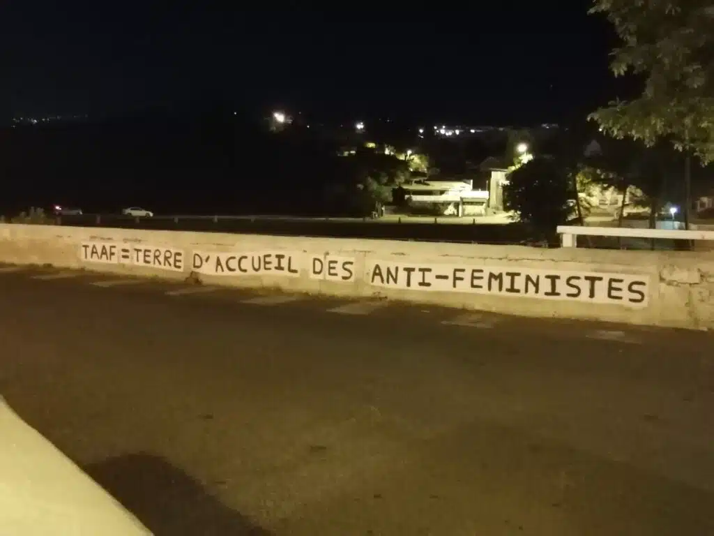 Le collage féministe a été apposé dans la nuit du 2 au 3 mars 2023 à côté du bâtiment des TAAF à Saint-Pierre. (Photo JSG)