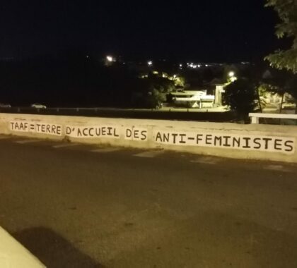 Le collage féministe a été apposé dans la nuit du 2 au 3 mars 2023 à côté du bâtiment des TAAF à Saint-Pierre. (Photo JSG)
