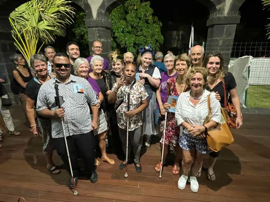 pièce de théatre Opérapiécé avec Aurore Bouston et Marion Lépine Vincent Carenzi à l'accordéon en présence des aveugles malvoyants de l'association Valentin Haüy et des souffleurs