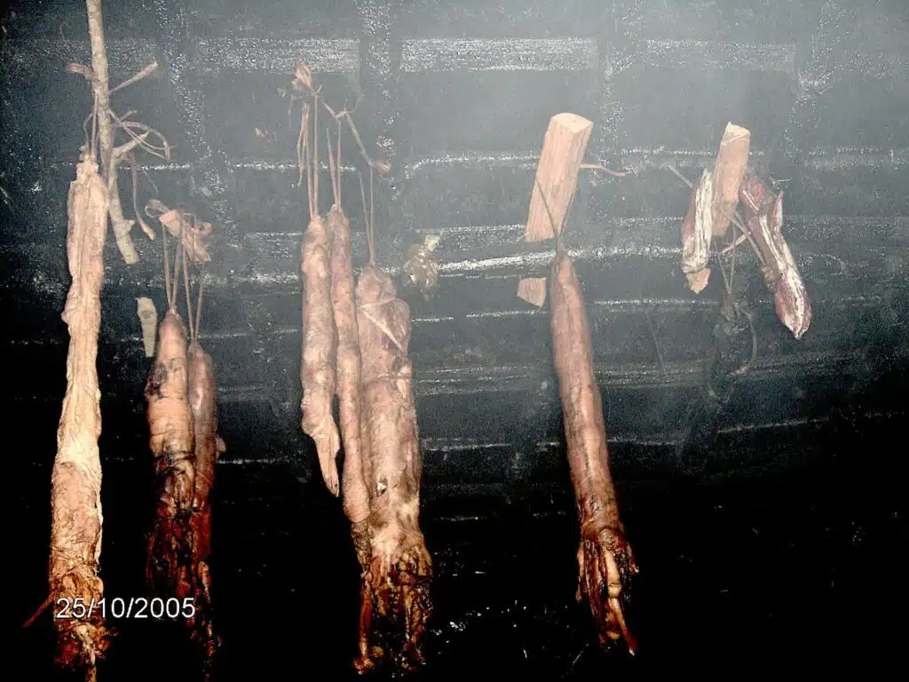 L'usage du toit : le boucanage des viandes