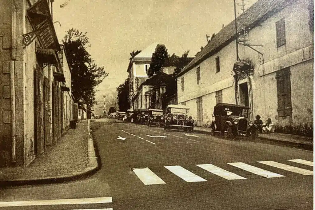 Avenue de la Victoire, Saint-Denis, Fonds Privé Jean-François Hibon de Frohen, ©Gaston Daudé. Série de cartes postales K. Goulas
