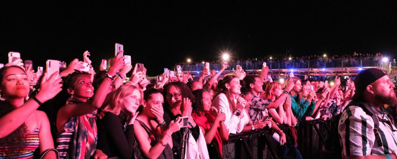 Angèle chanteuse Sakifo 2023 concert public