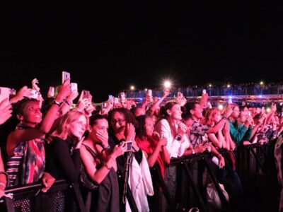 Angèle chanteuse Sakifo 2023 concert public
