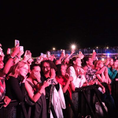 Angèle chanteuse Sakifo 2023 concert public