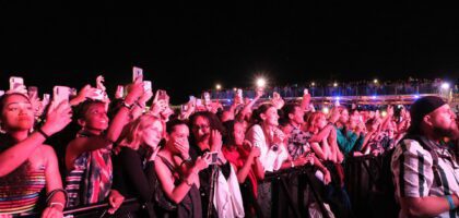 Angèle chanteuse Sakifo 2023 concert public