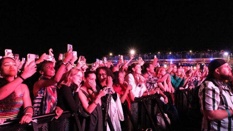 Angèle chanteuse Sakifo 2023 concert public