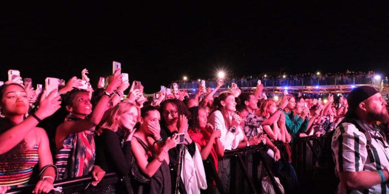 Angèle chanteuse Sakifo 2023 concert public