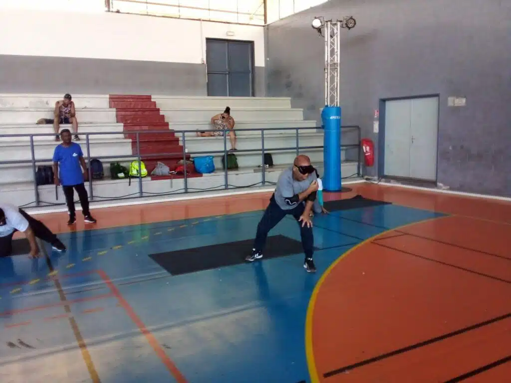 Des mal-voyants et aveugles jouent au goalball.