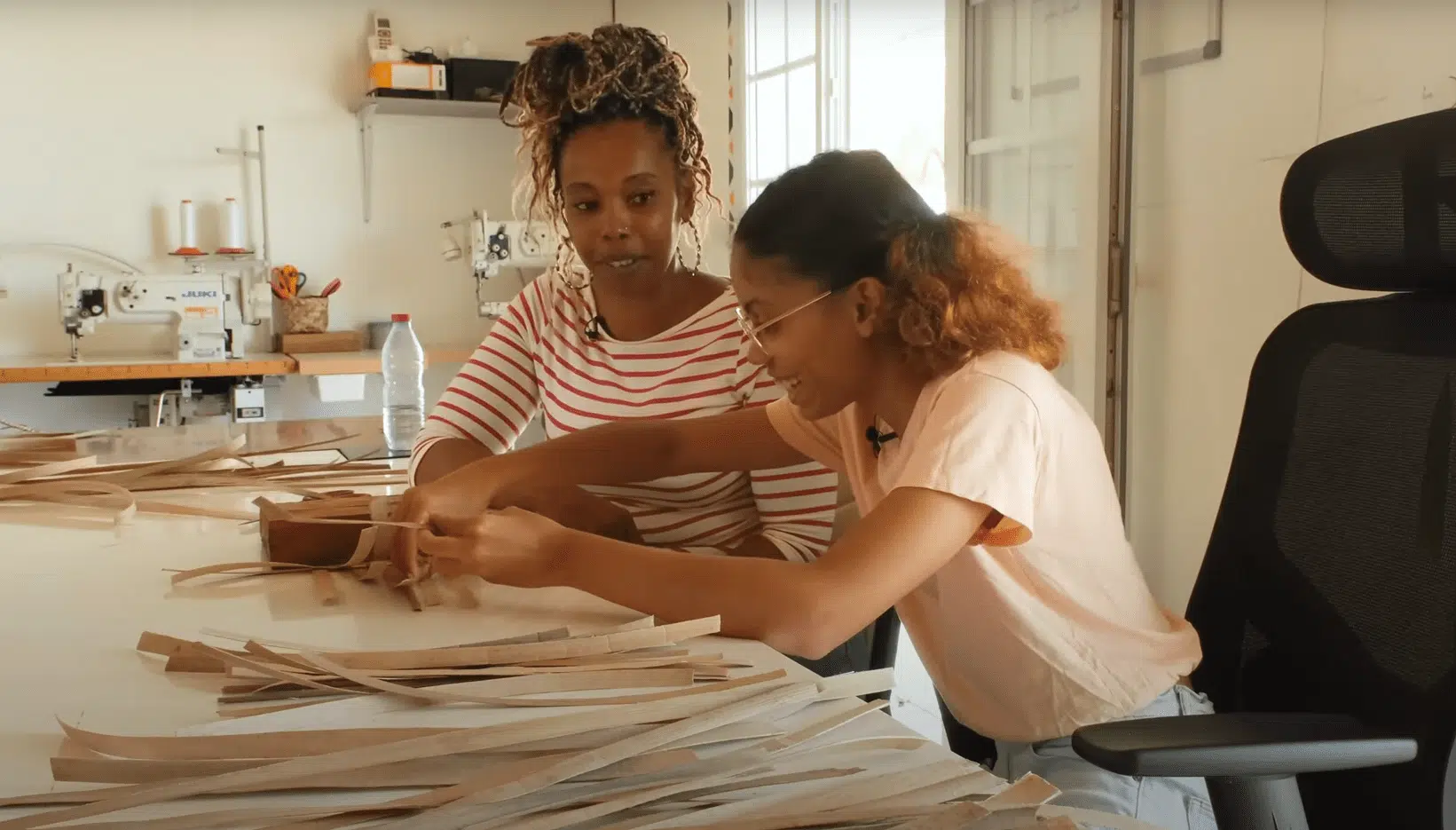 Tressage de vacoa avec l'association Autour du vacoa, octobre 2023.