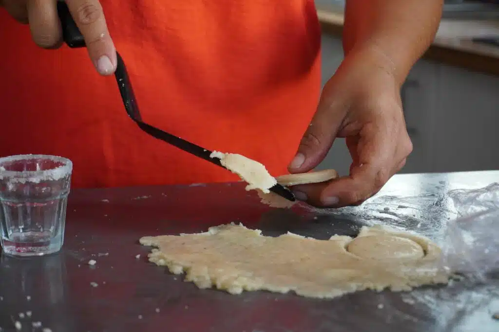 Le secret de Gabrielle Hoarau pour des bonbons la rouroute fondant : n'utiliser que de la farine arrow-root, ne pas mélanger avec de la farine de manioc.