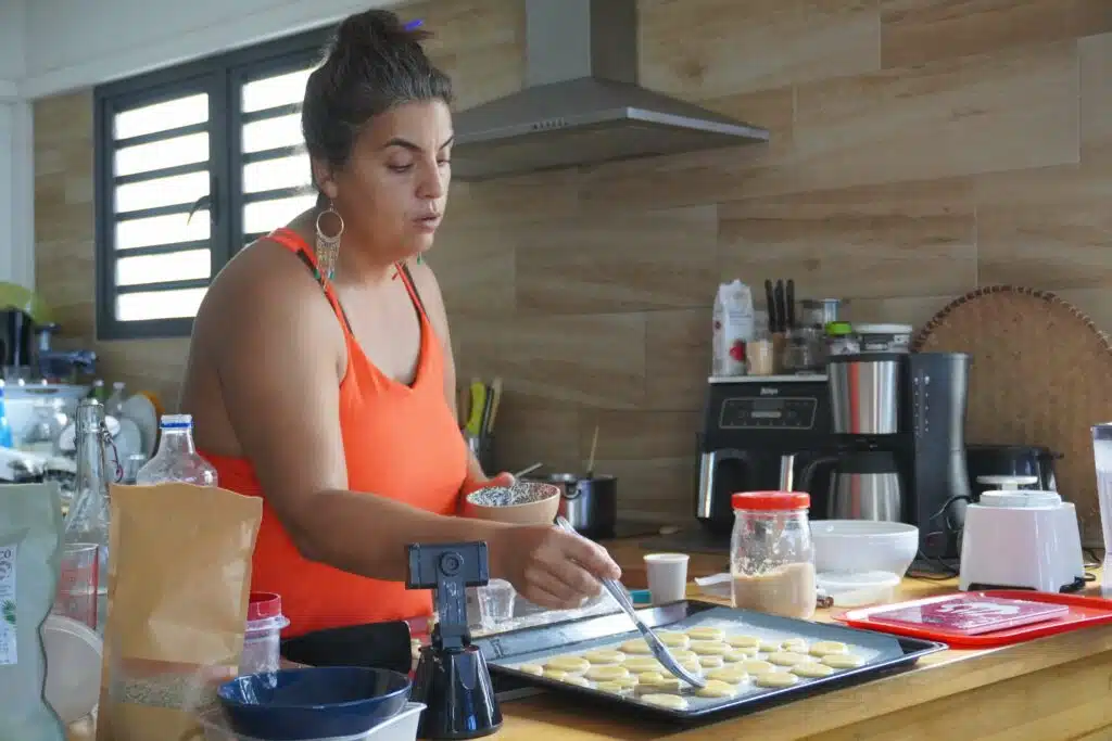 Le secret de Gabrielle Hoarau pour des bonbons la rouroute fondant : n'utiliser que de la farine arrow-root, ne pas mélanger avec de la farine de manioc.