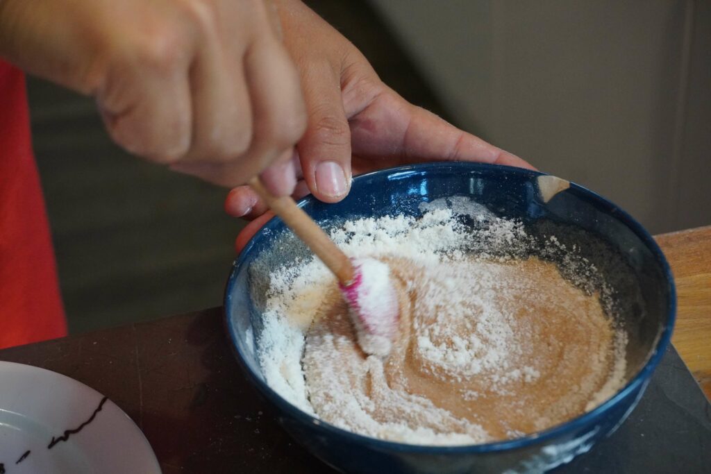 Gabrielle Hoarau fabrique son propre sucre glace 100% local en mixant du sucre roux de La Réunion.
