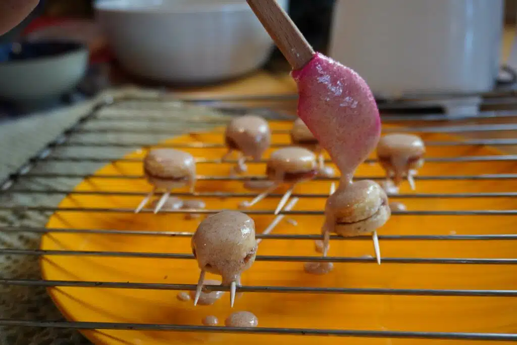 Gabrielle réalise de petits napolitains à partir des bonbons la rouroute.