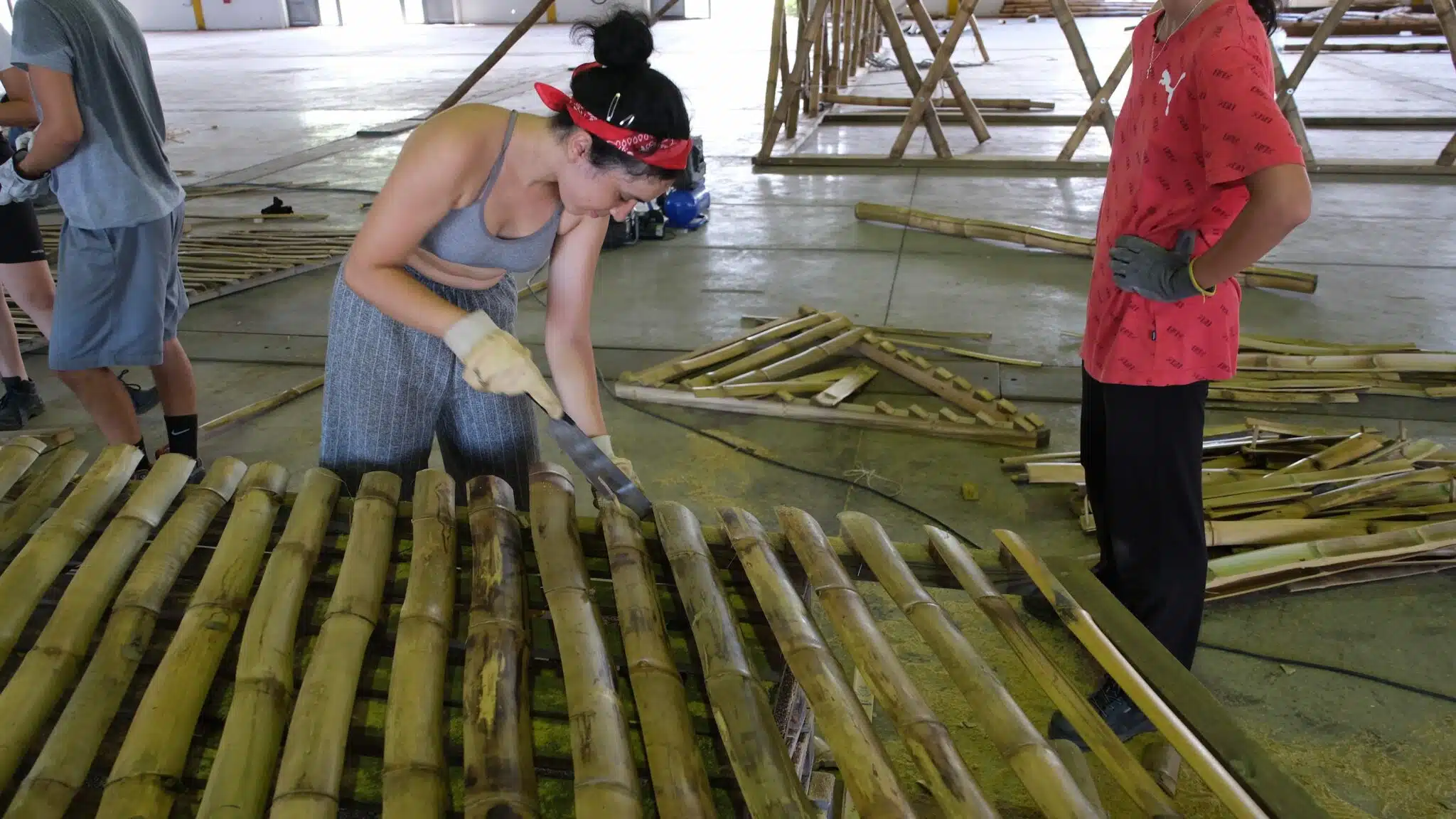 école architecture construction du pavillon surf pour les jeux olympiques à Paris La Vilette. étudiante au travail, scie japonaise