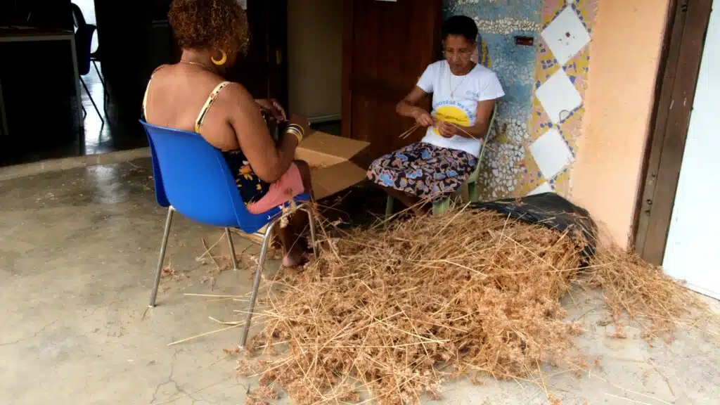 tressage de la paille de Savane à Saint-Paul avec Madeleine Moutoussamy de l'association les Tamarins de l'ouest.